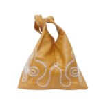 Női műbőr mini kézitáska himzéssel K001