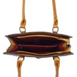 Szögletes válltáska pajzs formájú fém dísszel G7172