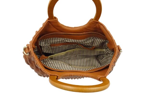 Puha műbőr kézitáska fa fogóval 9887